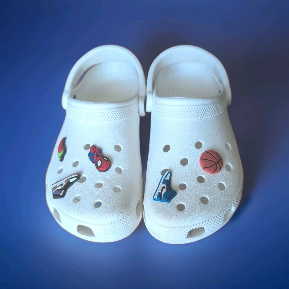 Crocs Classic Men's 6 Women's 8 White & Jibbitz Shoe Charms GUC